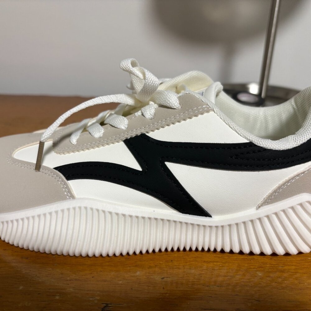 De Florance Sneakers - Brand New with Tags! Size 9.5 Womens! - Picture 10 of 10